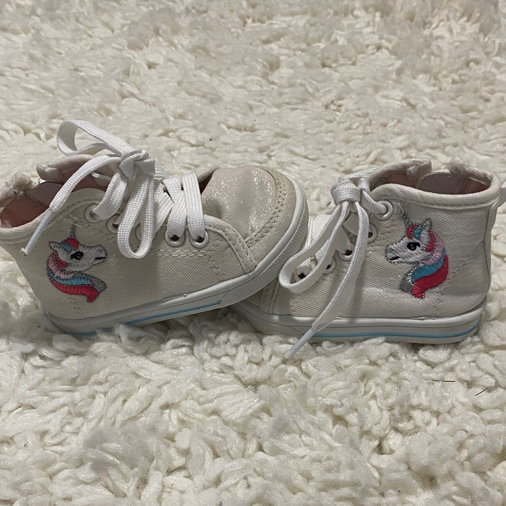 Carters baby girl size 4 Unicorn Embroidered  white glittery High-Top Sneakers